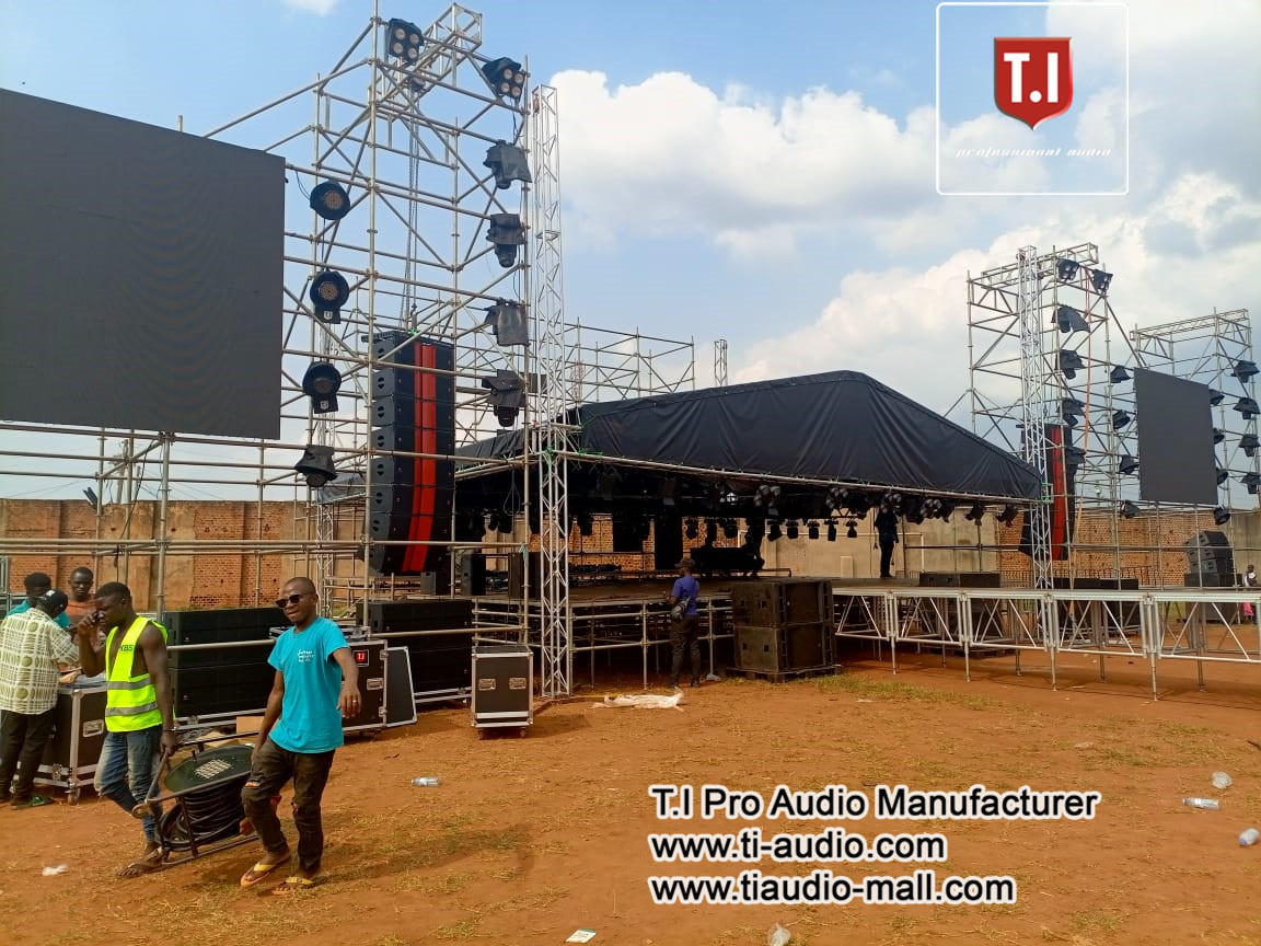 Pro-2123 dual 12 inch line array in events Pro-2123 dual 12 inch line array in events